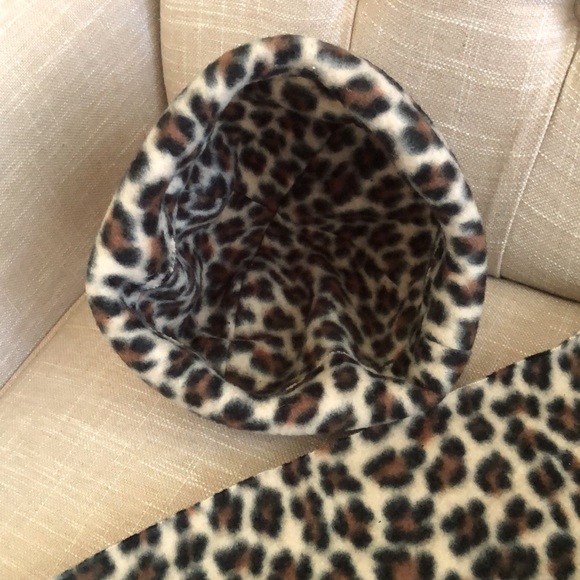 Girls matching leopard beanie and scarf. - Picture 3 of 4